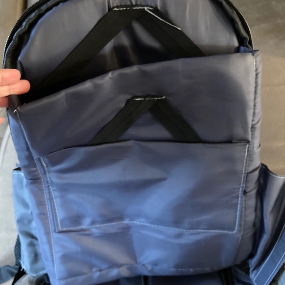 Laptop backpack with charging port - Picture 4 of 8